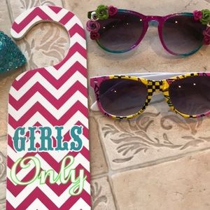 🔥UPDATED PICS🔥Girls door hanger/Sunglasses set!